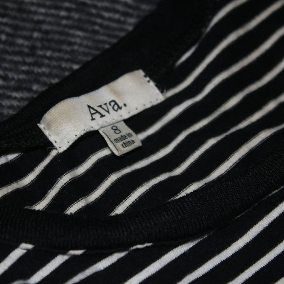 Black & White Stripes Crop-Tee - Picture 3 of 4